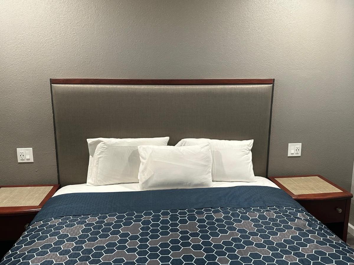 Royal Motel Tracy Luaran gambar